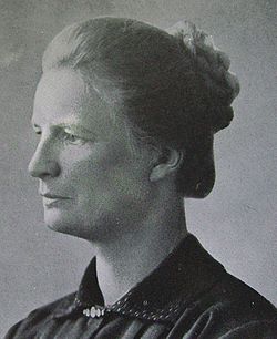 Sofia Svensson 1937, avbildad i Göteborgs stadsfullmäktige 1913-1937. Fotograf okänd. (Wikimedia Commons)