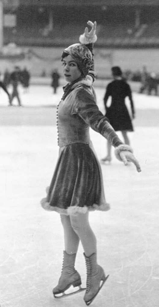 Vivi-Anne Hultén vid Europamästerskapen i konståkning i Paris, Frankrike, 1932. Fotograf okänd (Wikimedia Commons)