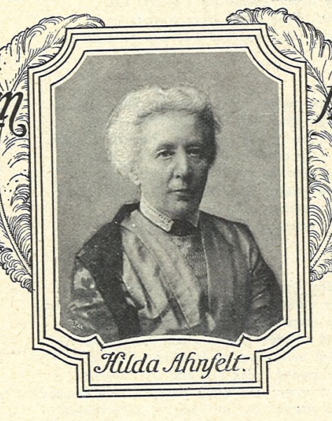 Porträtt av Hilda Ahnfelt inramat av plymer i Idun nr 52, 1909. Fotograf okänd (Göteborgs universitetsbibliotek)