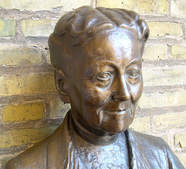 Portrait bust of Anna Ahrenberg, bronze, by Renato Luccetti, year unknown (University of Gothenburg collections)