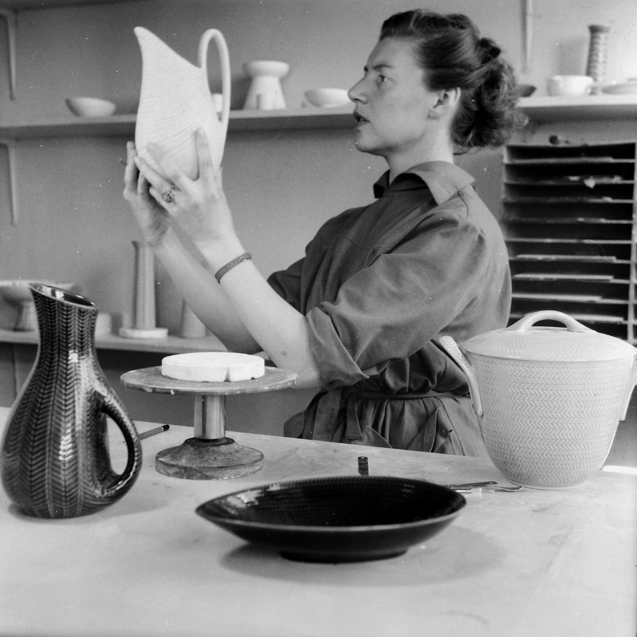Hertha Bengtson, cirka 1950-tal. Fotograf okänd (Rörstrand Museum)