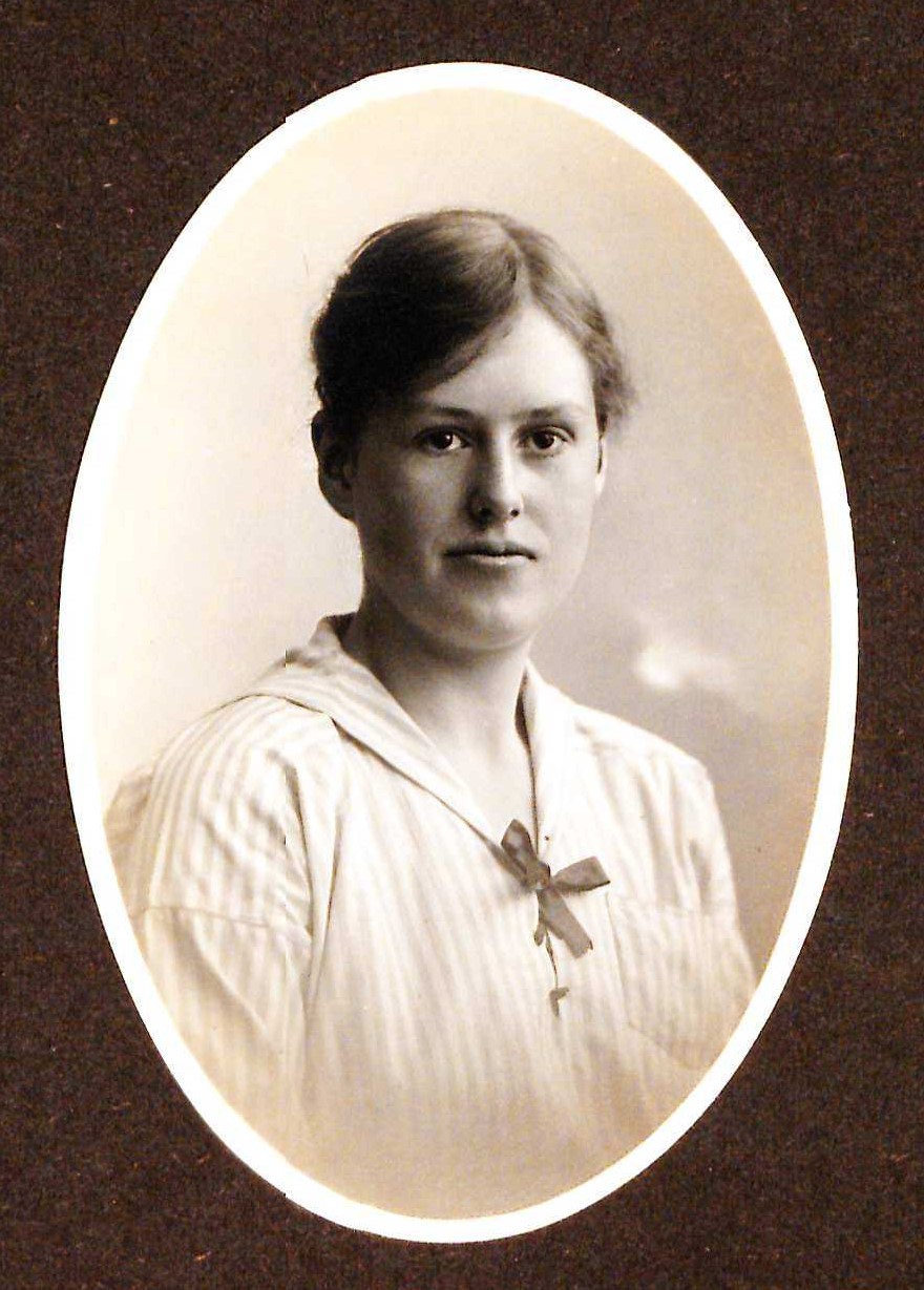 Signe Brunnström, avbildad vid examen från Gymnastiska centralinistitutet, 1919. Fotograf okänd (KvinnSam, Göteborgs universitetsbibliotek)