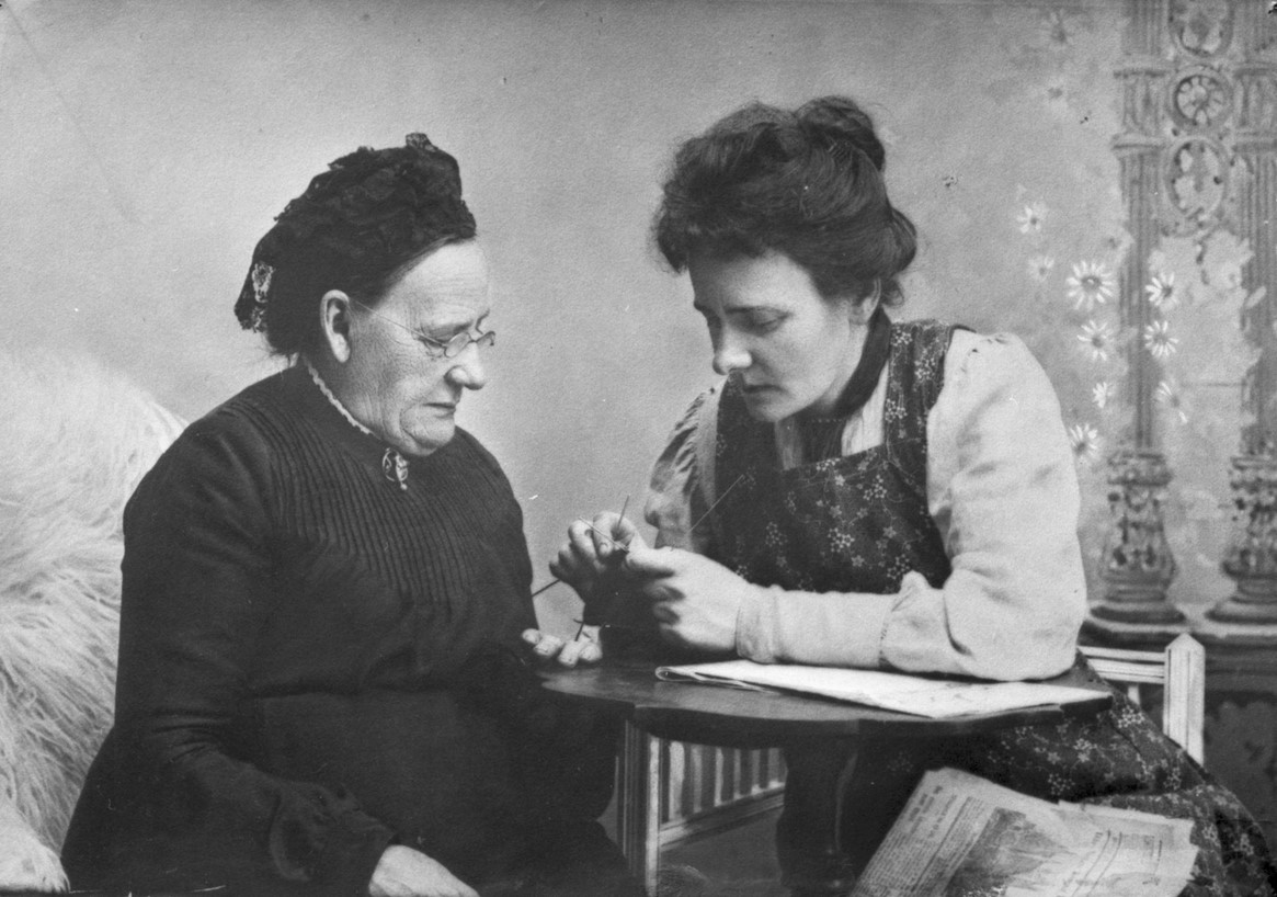 Hanna Ferlin (t.h.) med sin mor, Sofia Ferlin, cirka 1899-1900. Fotograf: förmodat självporträtt. Vänersborgs museum (VMO01785)