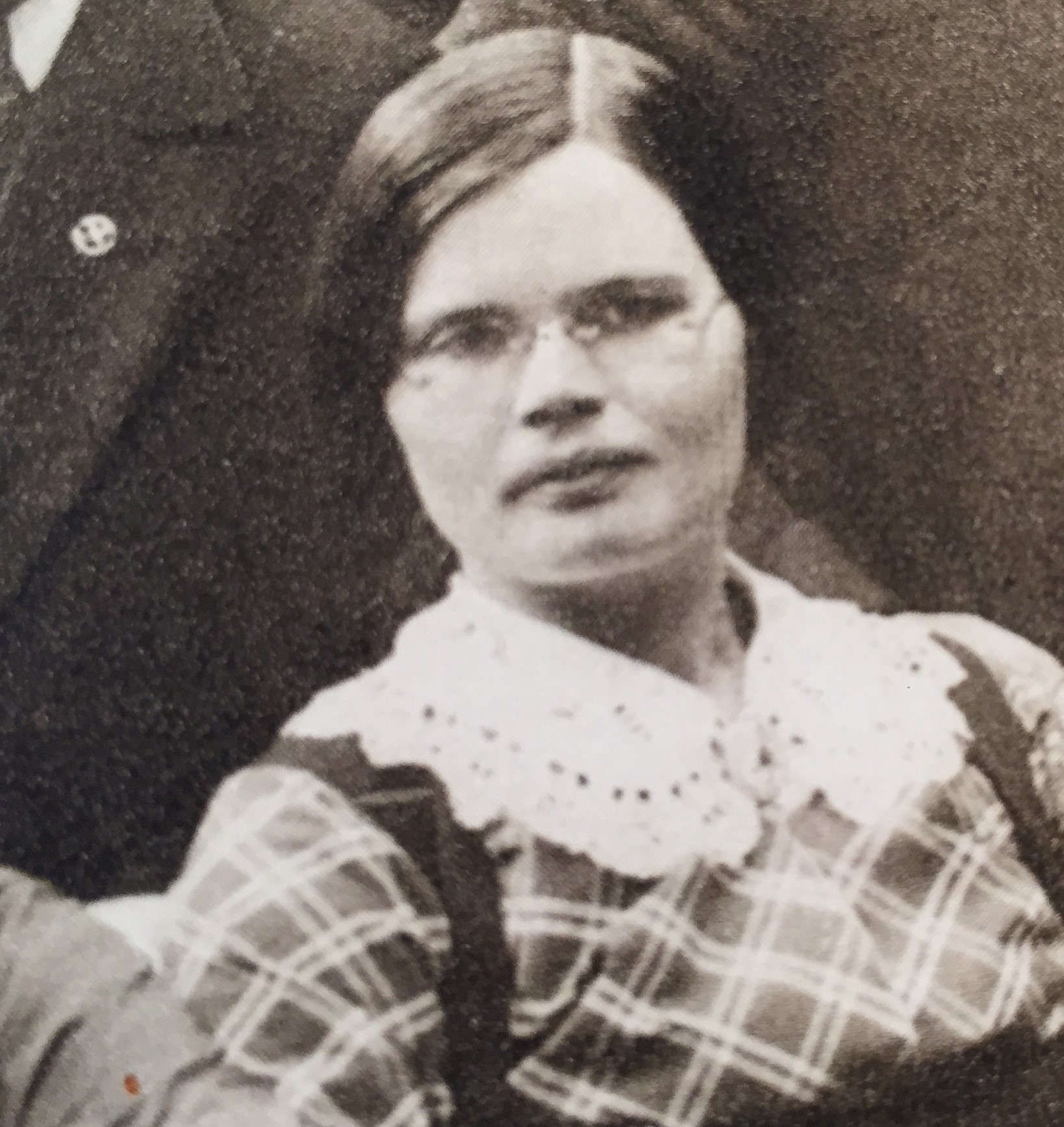 Emma Flood, 1912. Detalj från gruppfoto av Socialdemokratiska Ungdomsförbundets centralkommitté. Fotograf okänd (Arbetarrörelsens arkiv och bibliotek)