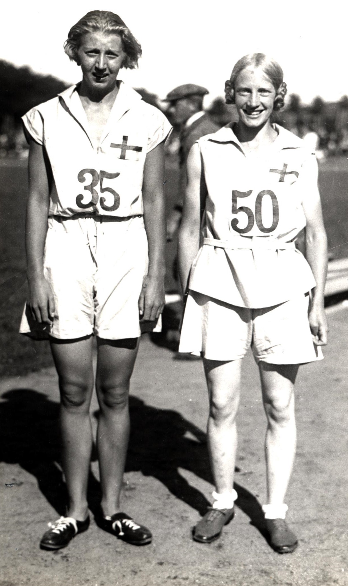 Inga Gentzel (till vänster) med en annan löpare, vid Andra Internationella Kvinnliga Idrottsspelen  i Göteborg, 1926. Foto: Bertil Norberg, Svenska Bildcentralen (KvinnSam, Göteborgs universitetsbibliotek)