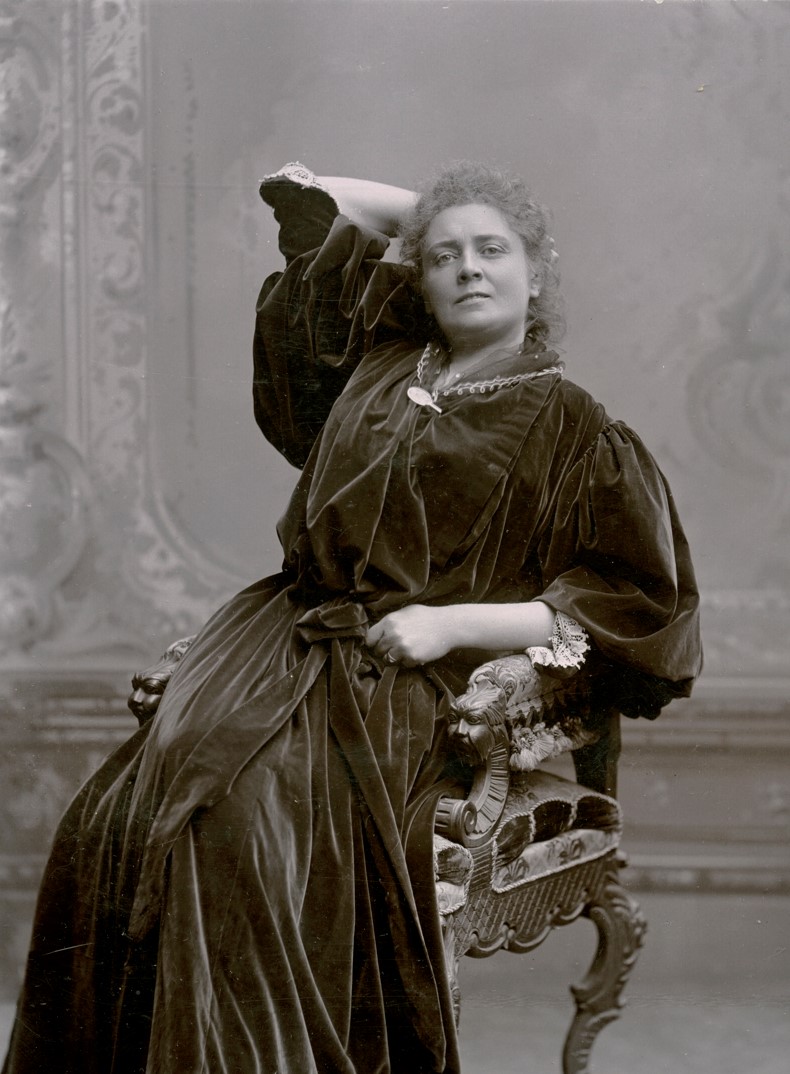 Julia Håkansson i kostym som Rita Allmers i Lille Eyolf, given vid Vasateatern 1895. Foto: Dahllöf, Drottninggatan 47, Stockholm. Bildkälla: Svenskt Porträttarkiv (CC-BY-NC-SA 4.0 – beskuren)