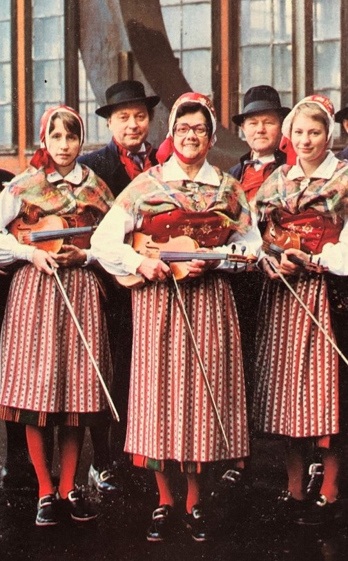 Helmy Hansson (i mitten) med medlemmar ur Stora Tuna spelmanslag, 1977. Foto: Thomas Fahlander (beskuren)