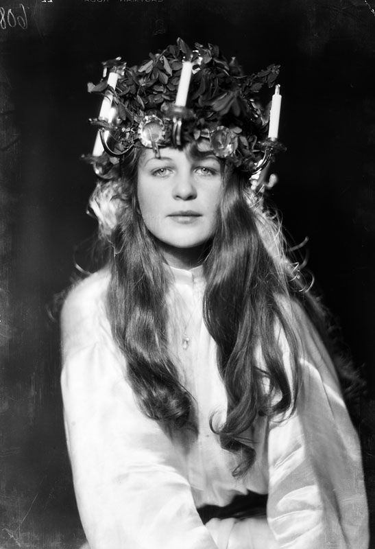 Solveig Hedengran klädd som Lucia, 1928. Foto: Jan de Meyere (1879-1950). Stockholms stadsmuseum, JdM 936