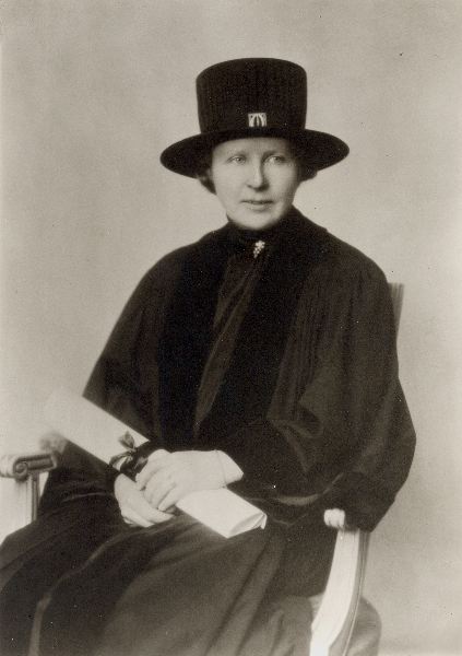 Martha Henning Persson in ceremonial doctor’s robe, 1928. Foto: Almquists Eftr. Hovfoto (Helsingborgs stadsarkiv, 962_74_011)