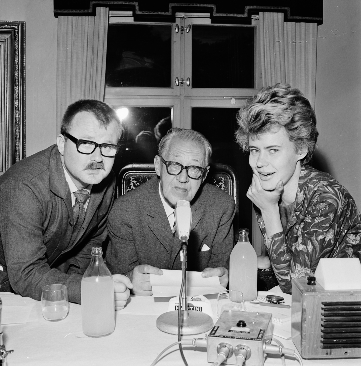 Cilla Ingvar with Sven Jerring (center) and Moltas Eriksson in Uppsala, 1965. (Upplandsmuseet, CC BY-NC-ND)