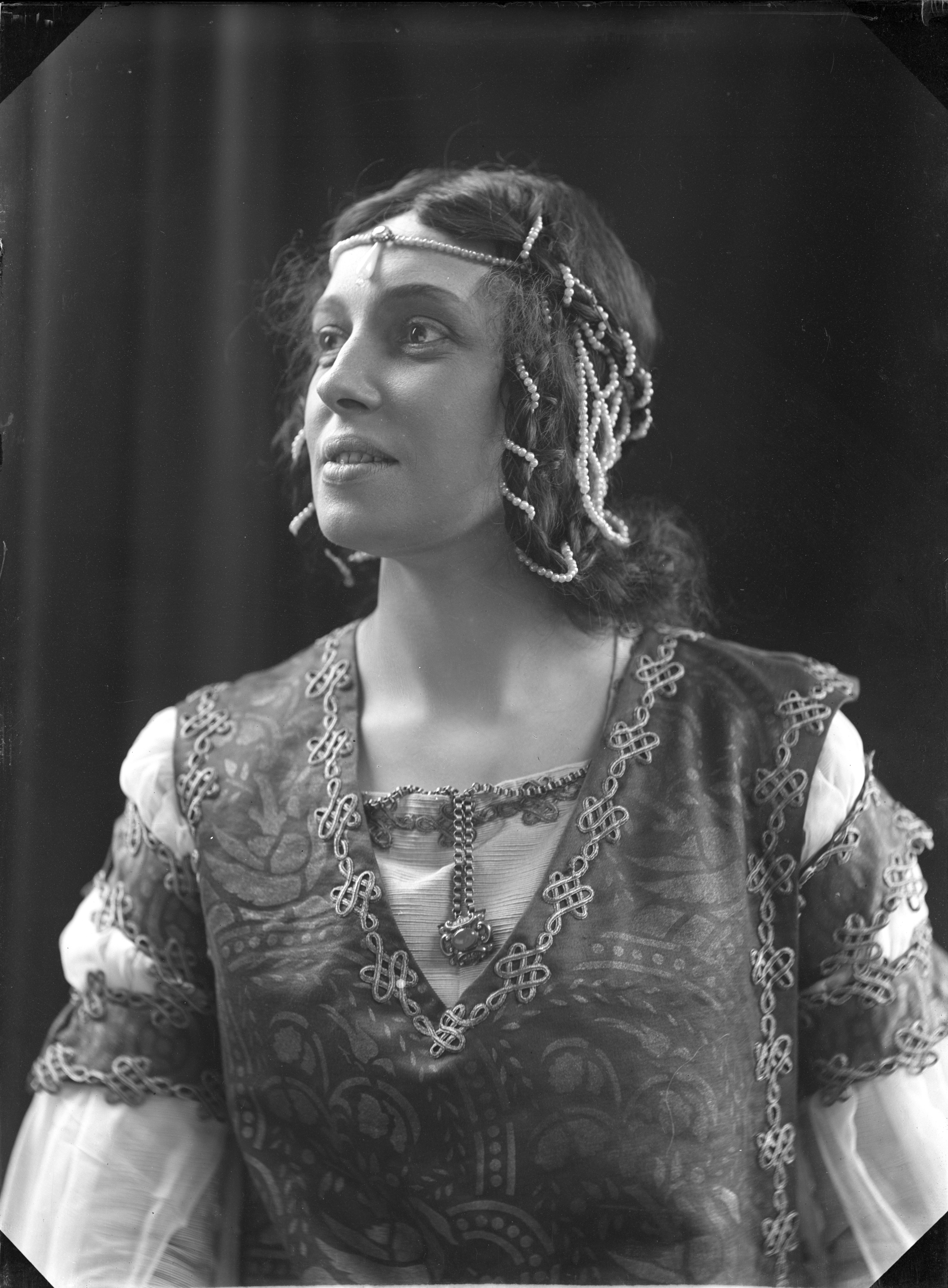 Gerda Lundequist i titelrollen Monna Vanna, given vid Svenska teatern, 1903. Foto: Anton Blomberg (1862-1936). Musik- och teaterbiblioteket, Stockholm (GL151)