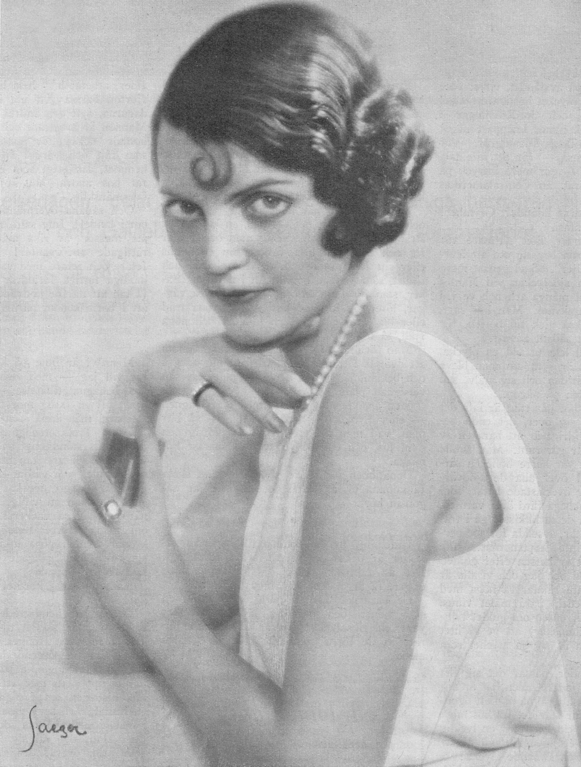 Margit Manstad avbildad i tidskriften Idun, 1931. Fotograf: Atelier Jaeger, Stockholm. Bildkälla: Svenskt Porträttarkiv (CC-BY-NC-SA 4.0; beskuren)
