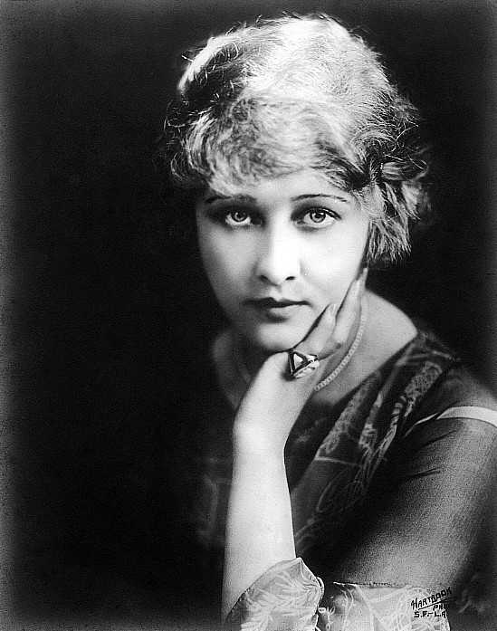 Anna Q Nilsson, cirka 1920. Fotograf: Fred Hartsook (1876-1930). Bildkälla: Wikimedia Commons