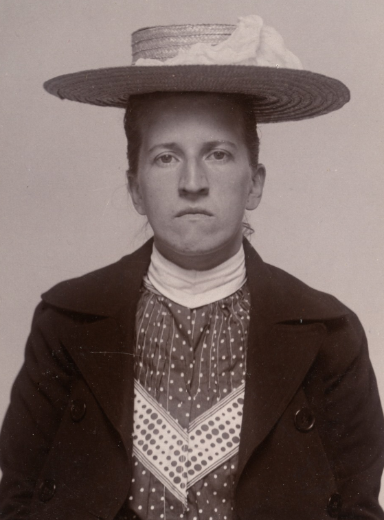 Alva Nordberg. Foto taget 1905 hos polisens kriminalavdelning i Stockholm. Fotograf okänd (Stockholms stadsarkiv SE/SSA0023/01)