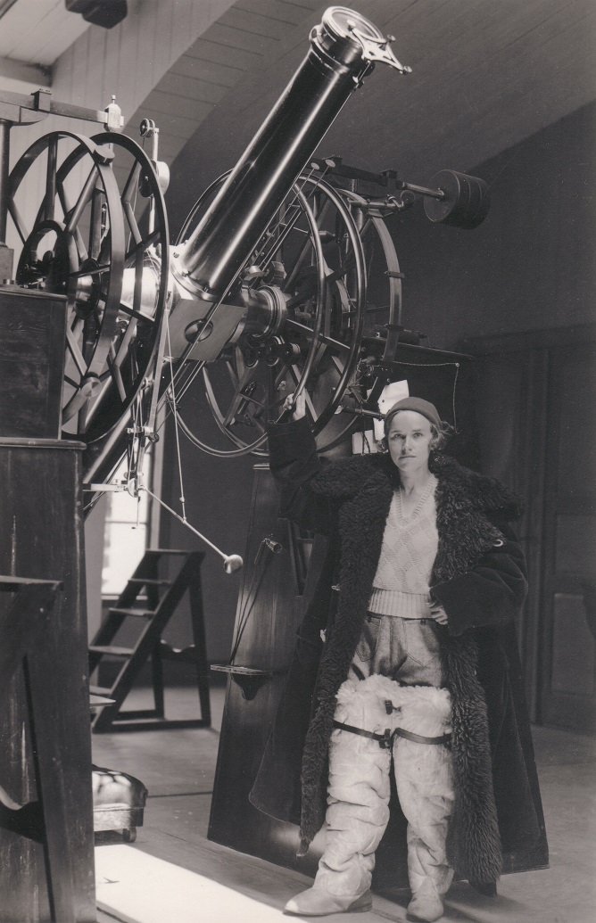Frida Palmér iförd observatörskläder, vid meridiancirkeln på Lunds observatorium, cirka 1929. Fotograf okänd (Lunds universitet)