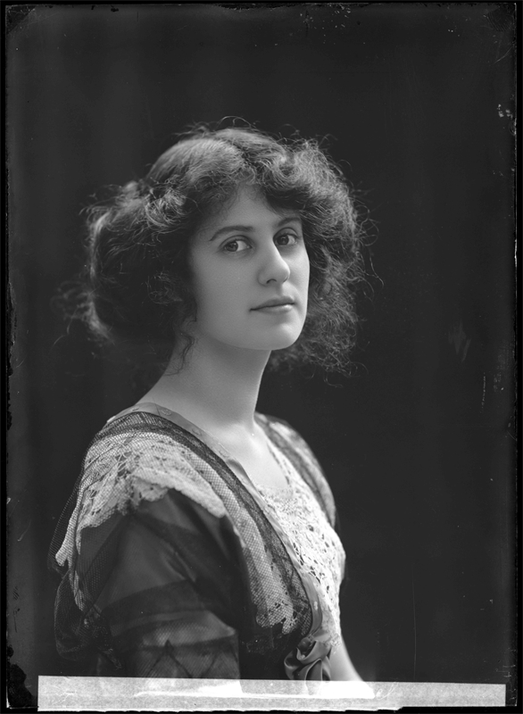Olga Raphael, 1911. Photo: Atelier Jaeger (scanned photographic plate). Musik- och teaterbiblioteket, Stockholm (NR031)