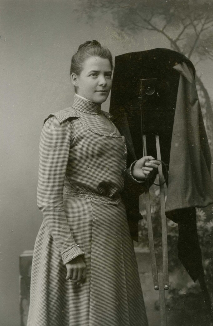 Calla Sundbeck med kamera, år okänt. Förmodat självporträtt (Grenna Museum, gm.b1355)