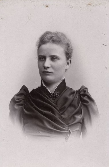 Sara Thåström, cirka 1890-1910. Foto: John Nilsson (1847-1919). Helsingborgs museum (860-71:013)