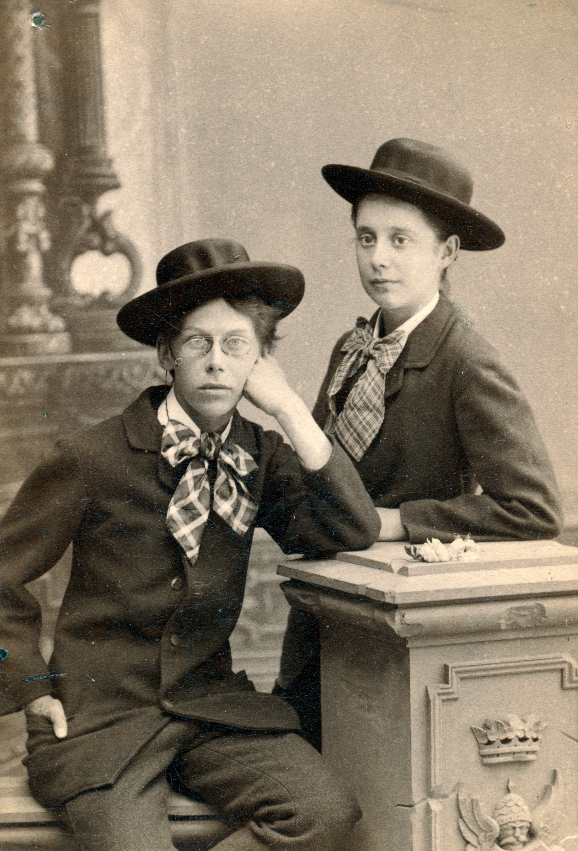 Carin Wästberg (t.v.) med vännen Lotten Rönnquist, cirkaa 1890-1910. Foto: Waldemar Dahllöf (1844-1935). Bohusläns museum