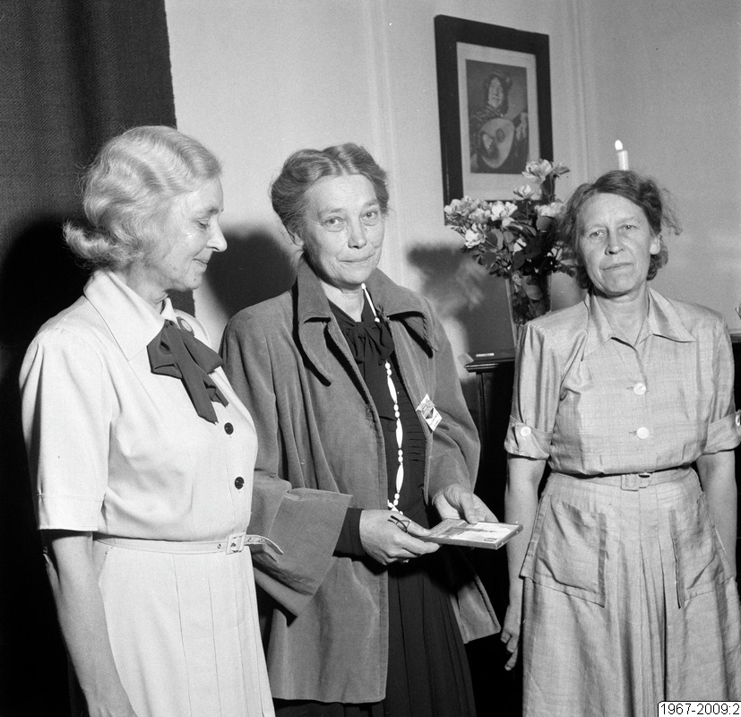 Signe Wennberg (center) with (from left) Sigrid Sjövall and Vesta Hallström at a meeting with  the Fredrika Bremer Association in Helsingborg, 1949. Photo: Lindberg Foto. Helsingborgs museum (1967-2009:2)