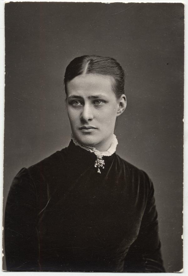 Elsa Eschelsson, 1883. Foto: Heinrich Osti (1826-1914). Uppsala universitetsbibliotek, 8431